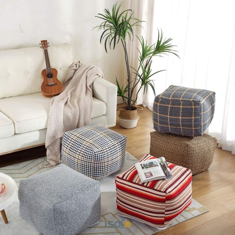 Các mẫu ghế đôn hình vuông chân cao thường đi kèm với bộ sofa