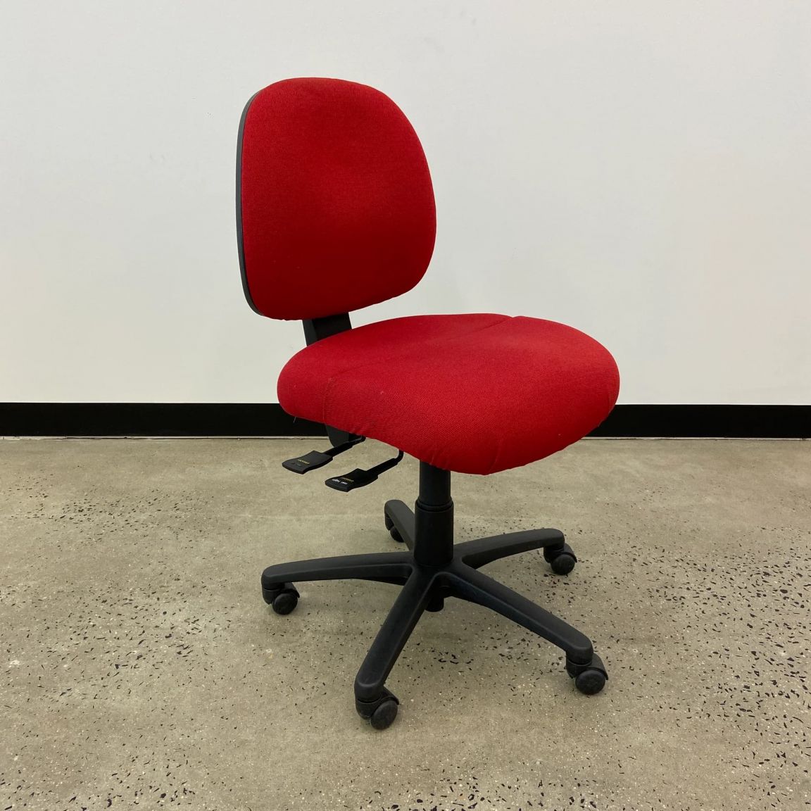 Các mẫu ghế văn phòng màu đỏ khung nhựa đơn giản