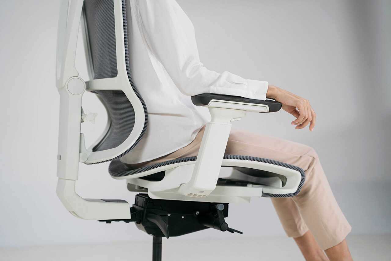 Hệ thống tùy chỉnh linh hoạt giúp ghế có thể vừa vặn với mọi kích thước cơ thể người dùng