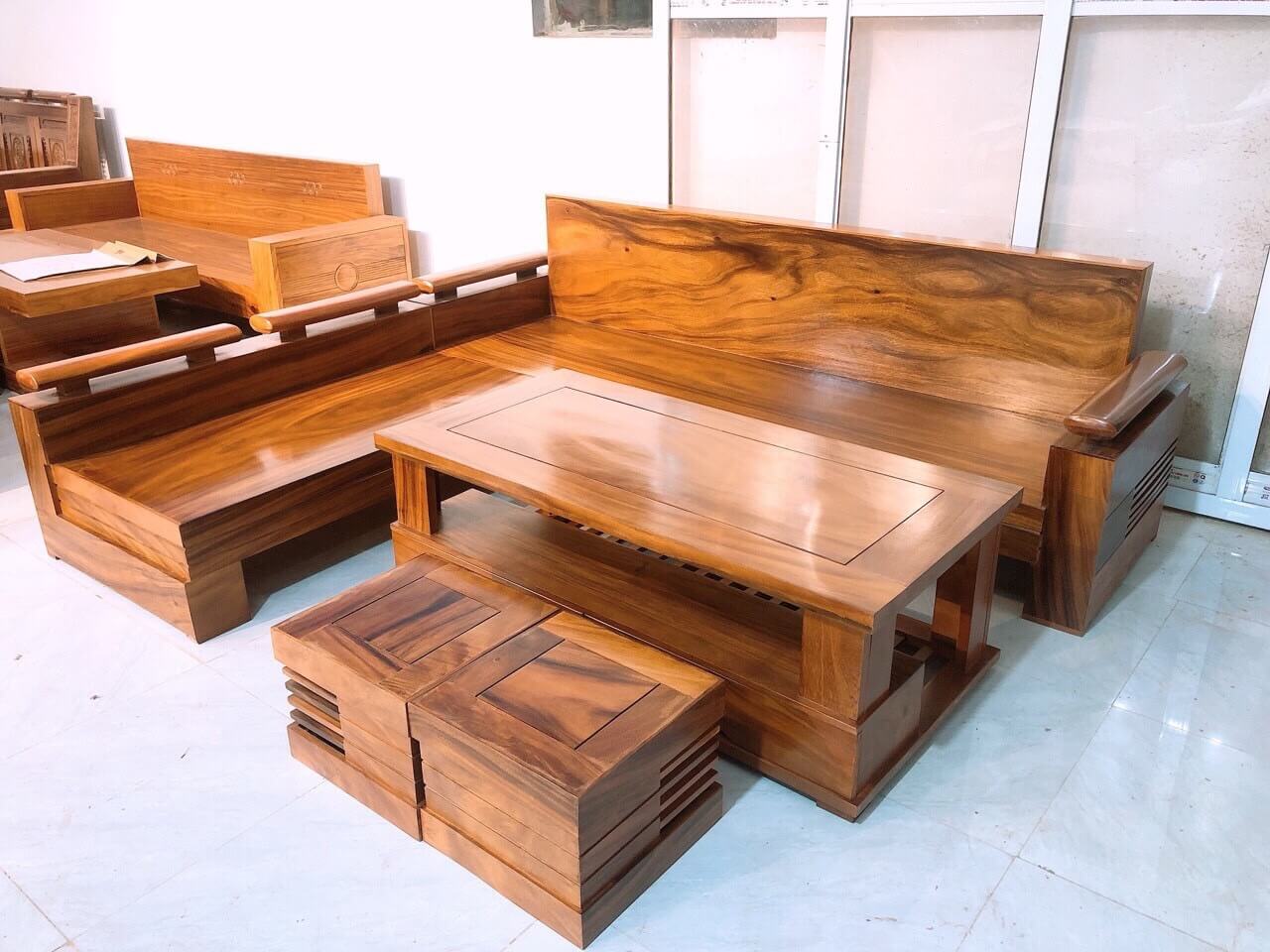 Mẫu bàn ghế gỗ hương bóng mịn, nhỏ gọn