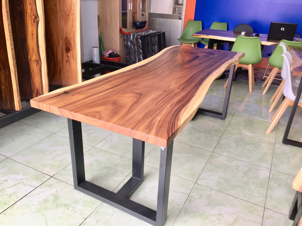 Mẫu bàn làm việc chân sắt gấp gọn mặt gỗ tự nhiên 
