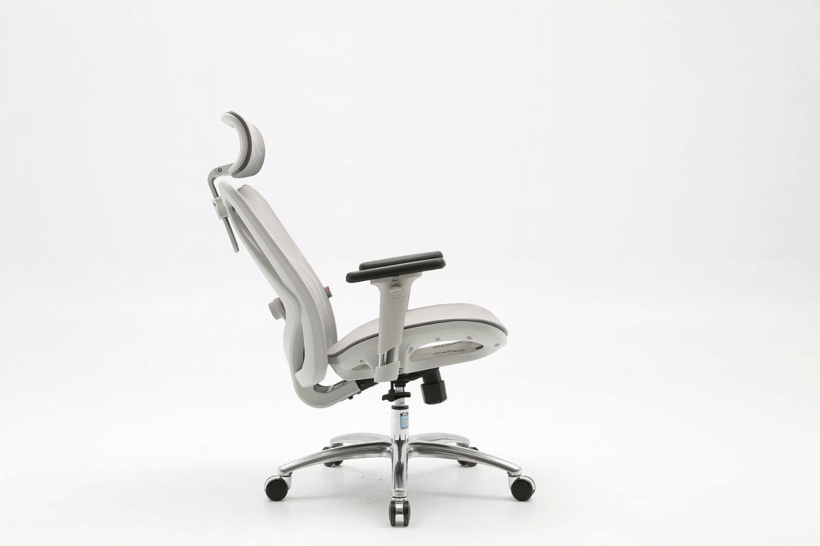 Phần tay ghế được thiết kế hiện đại, linh động, dễ dàng thay đổi chiều hướng