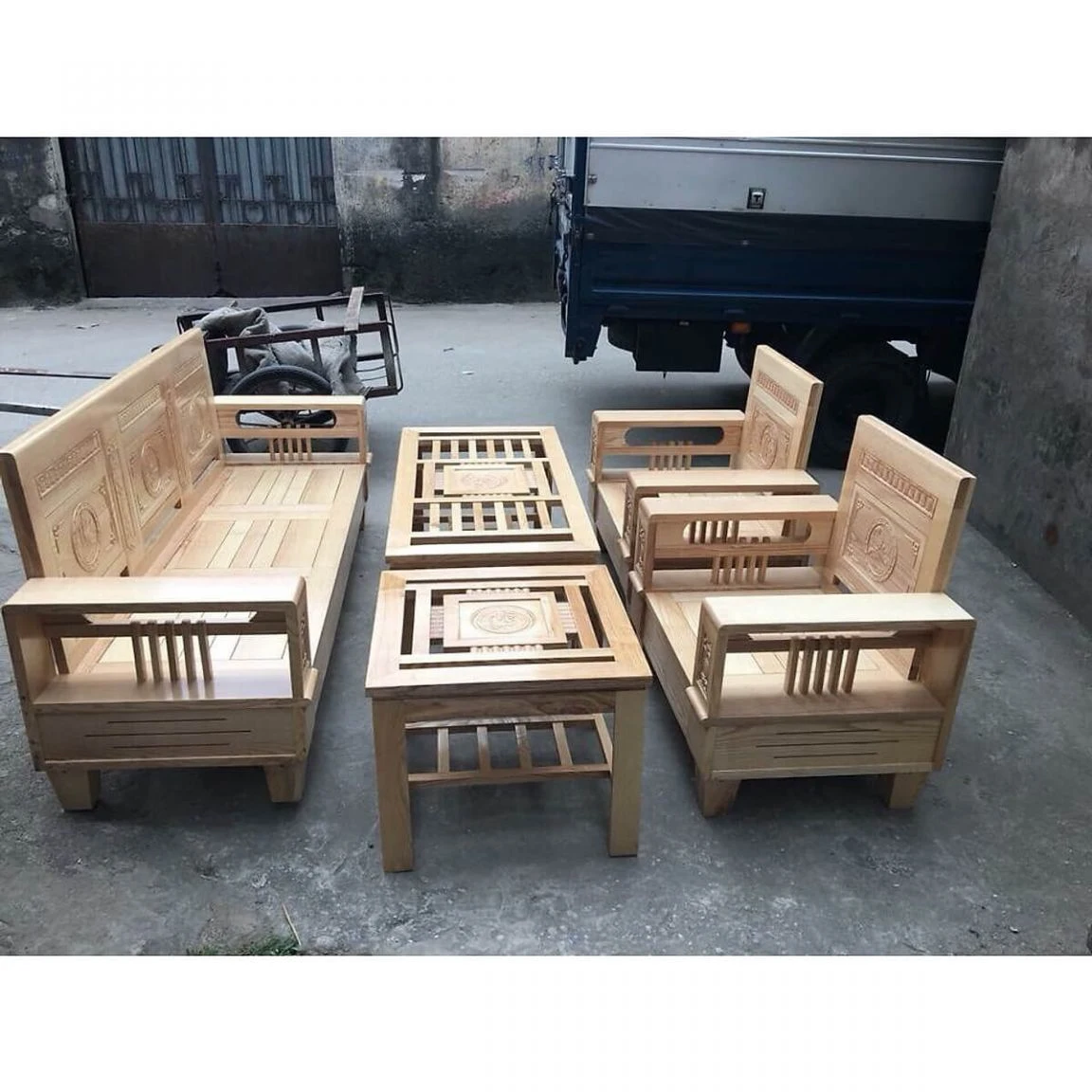 Những bộ bàn ghế gỗ ở mức giá rẻ như này, gỗ đưa vào gia công chưa được xử lý kỹ càng, nhanh hỏng