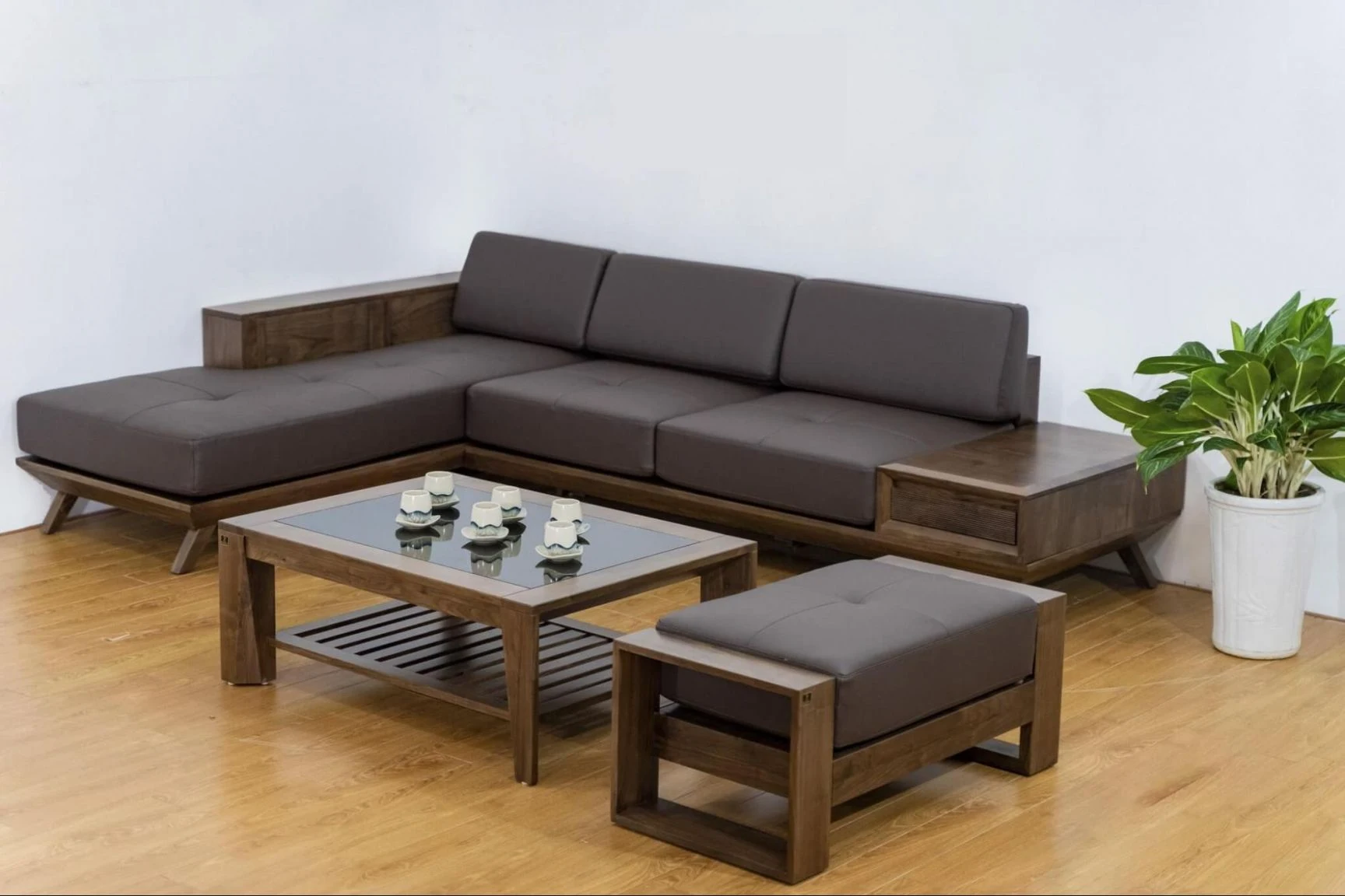 Bộ sofa gỗ mang tone màu trầm ấm, giá rẻ nhưng vẫn sang trọng