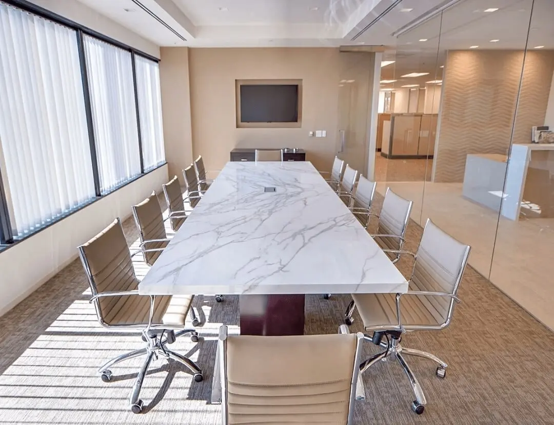 Chất lượng bàn làm việc mặt đá trong phòng họp cao cấp, tăng độ bền cho sản phẩm