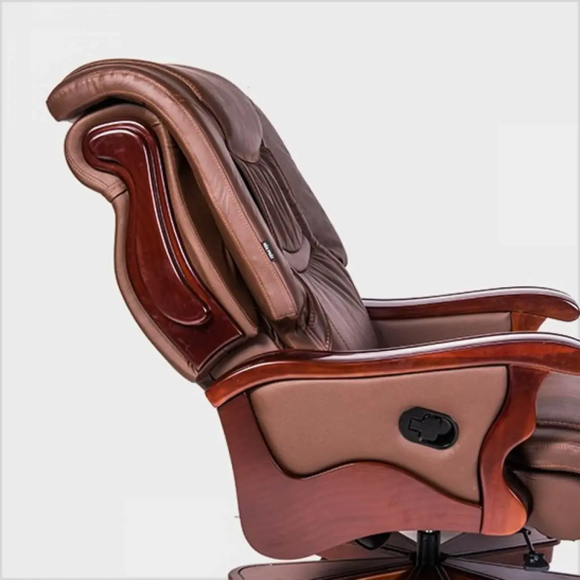 Phần lưng ghế gỗ giám đốc TQ20 thiết kế độ cong phù hợp, nâng đỡ cột sống người dùng