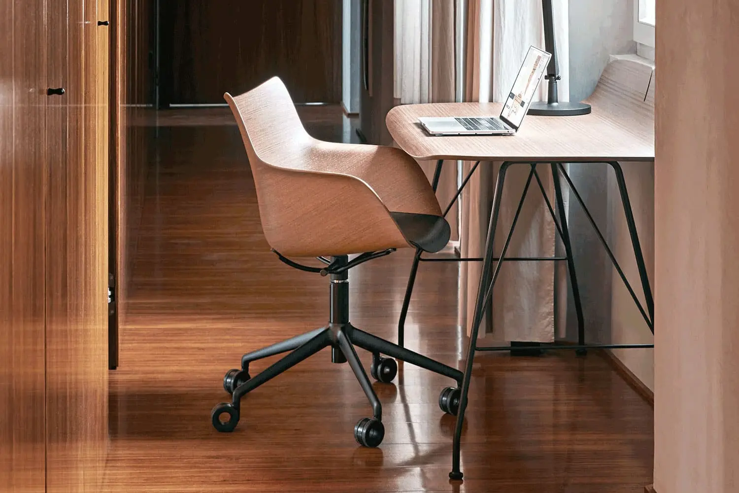 Ghế văn phòng bằng gỗ hiện đại sở hữu nhiều ưu điểm về diện mạo giúp tạo được điểm nhấn