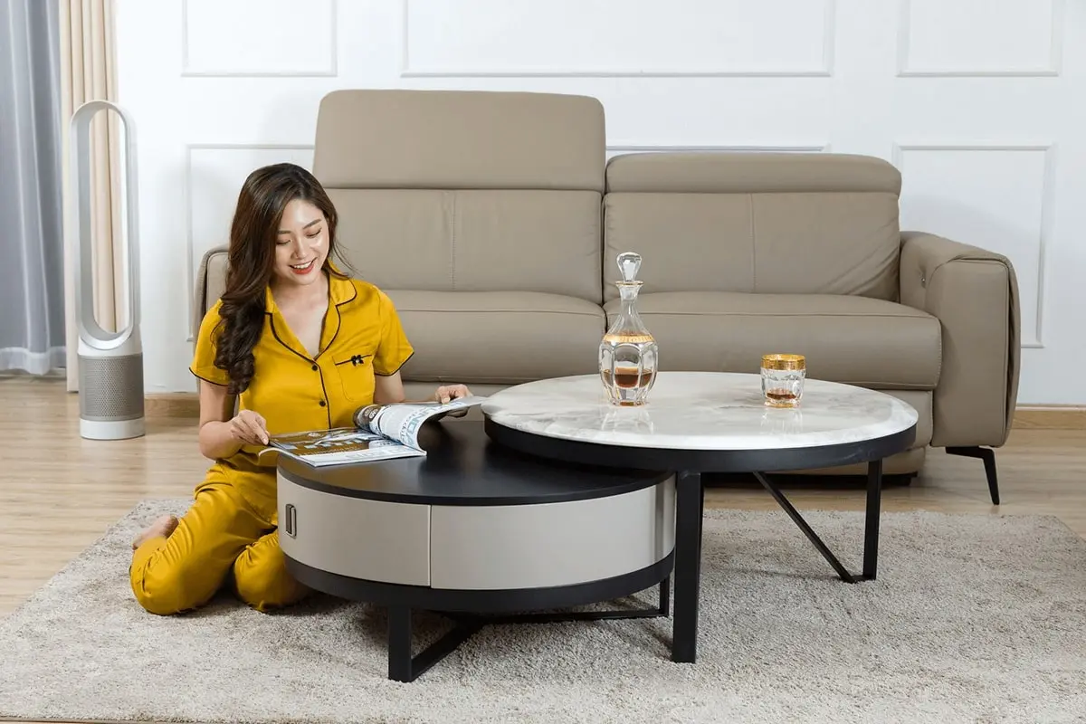 Mẫu bàn trà chân sắt đẹp hình vuông phù hợp với không gian phòng khách