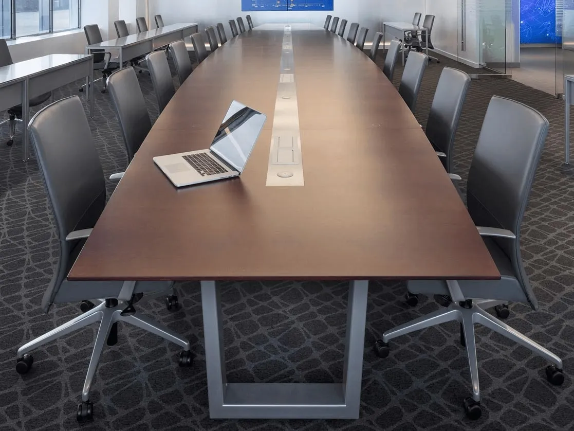Kích thước bàn họp phù hợp với diện tích và số lượng người dùng 