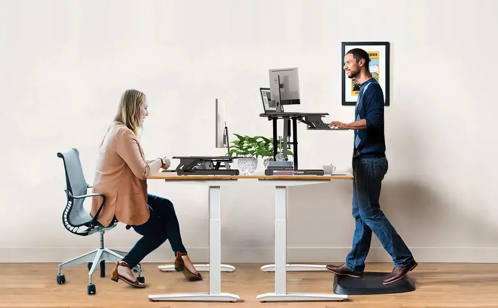 Sử dụng bàn nâng hạ sẽ giúp cho bạn thoải mái thay đổi chế độ đứng sang ngồi hoặc ngồi 