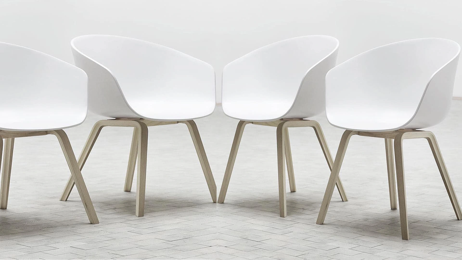 Ghế nhựa cho văn phòng bằng gỗ có lợi thế về diện mạo và có giá thành cao hơn