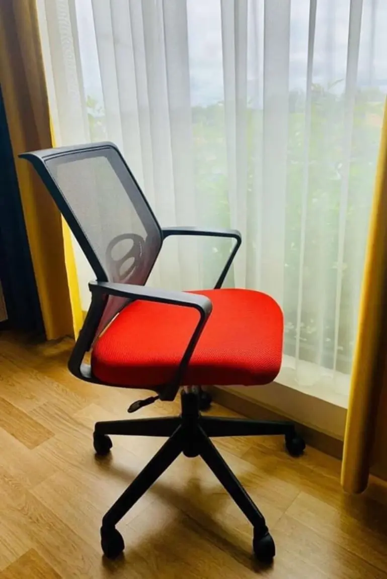 Mẫu ghế xoay văn phòng màu đỏ chất liệu lưới vải mềm mại, thấm hút tốt
