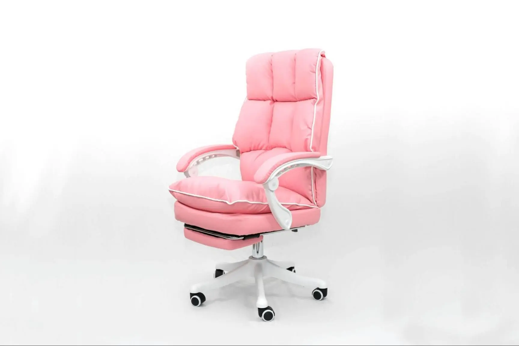 Màu hồng của ghế tạo sự ấn tượng và tô điểm cho văn phòng của bạn