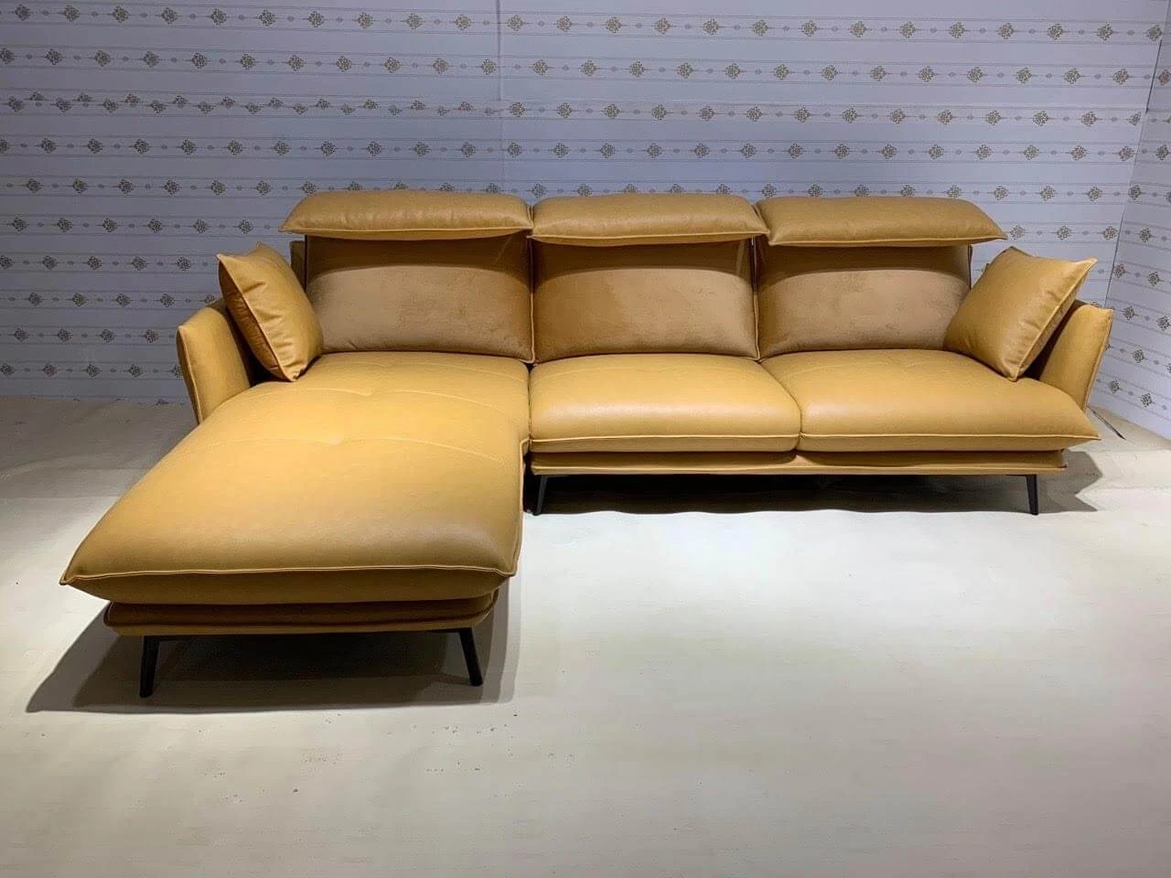 Nhờ nhân viên các tại các showroom tư vấn đề lựa chọn được kích thước sofa phù hợp