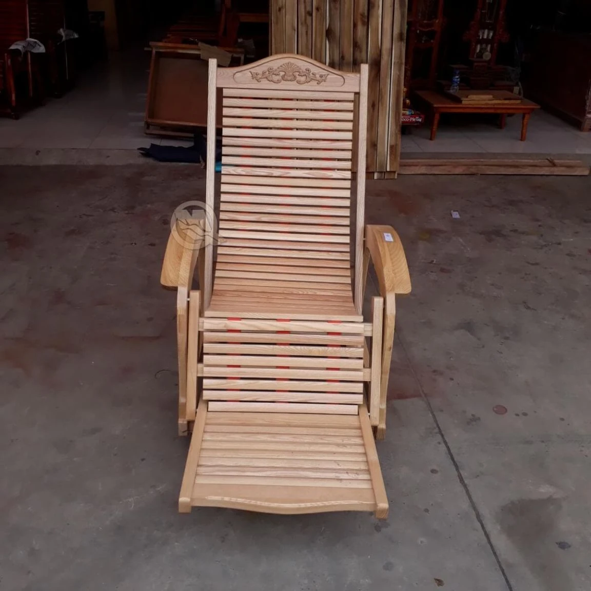 Sử dụng ghế gỗ tựa lưng cao, chân thấp giúp cải thiện sức khỏe người dùng