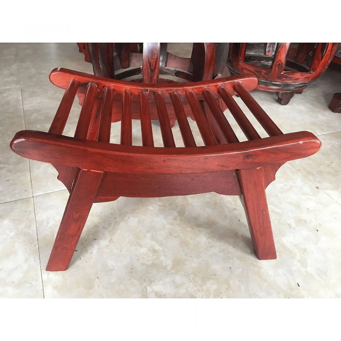 Ghế gỗ thư giãn làm từ chất liệu gỗ hương