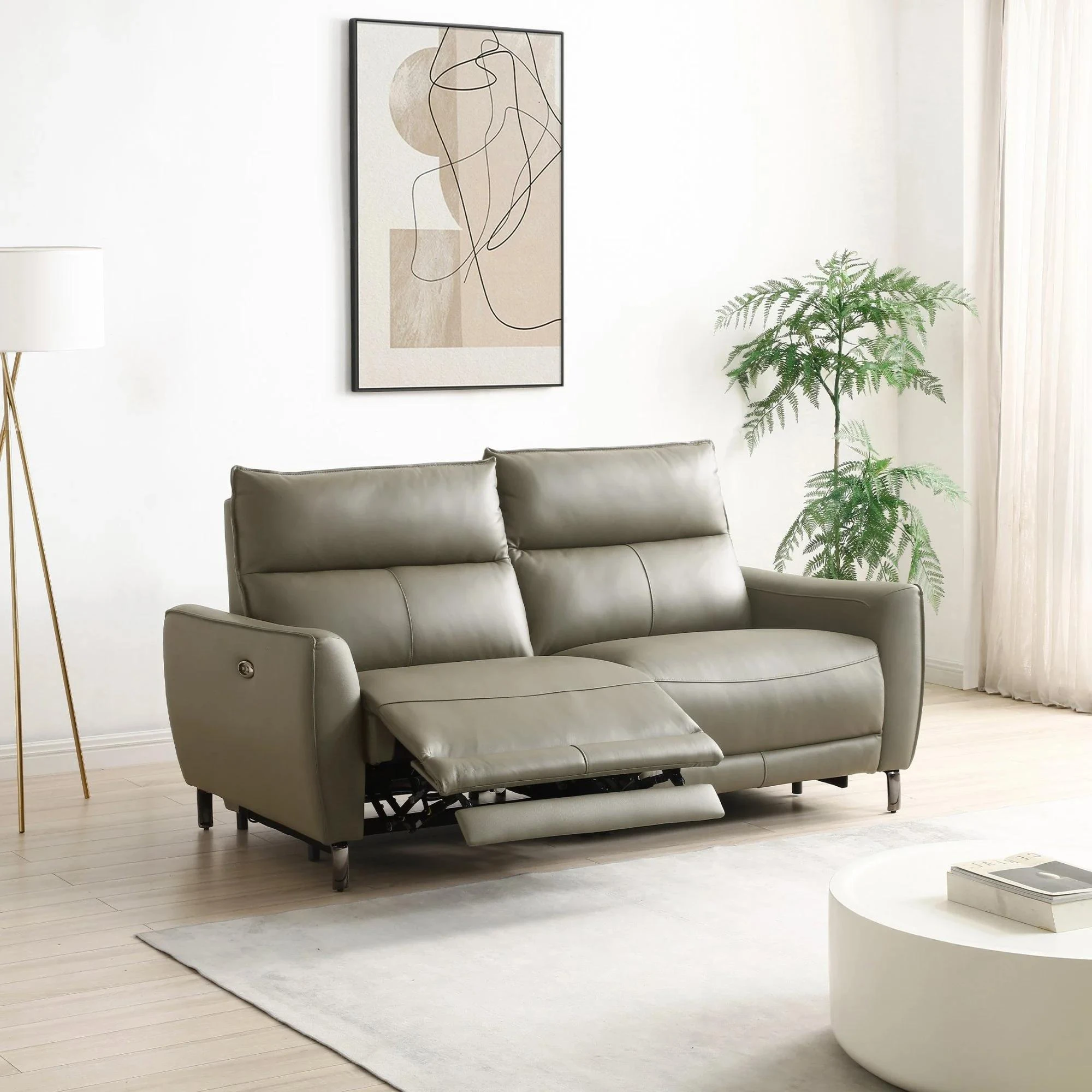 Ghế sofa thư giãn chỉnh điện được đặt ở trung tâm căn phòng