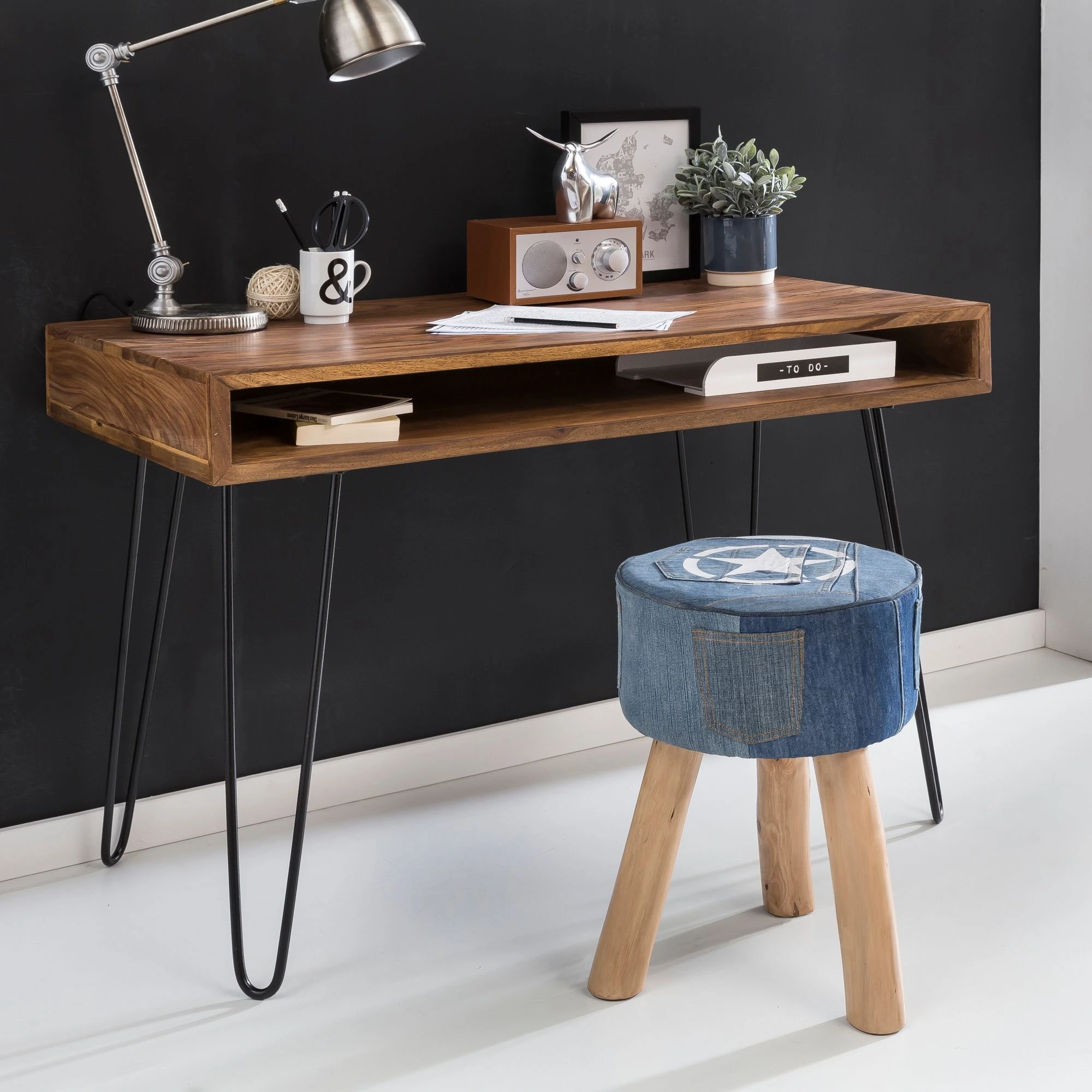 Mẫu bàn học khung sắt mặt gỗ công nghiệp được rất nhiều khách hàng tại SMA Furniture ưa chuộng