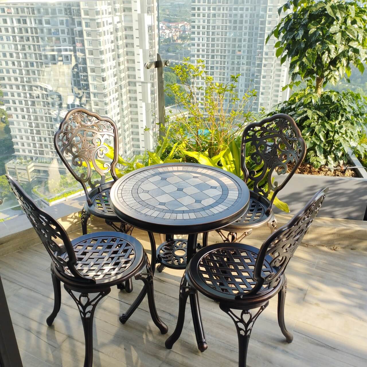  Bàn ghế ban công nhôm đúc với mặt tròn bằng đá đẹp tinh tế được nhiều khách hàng SMA Furniture yêu thích