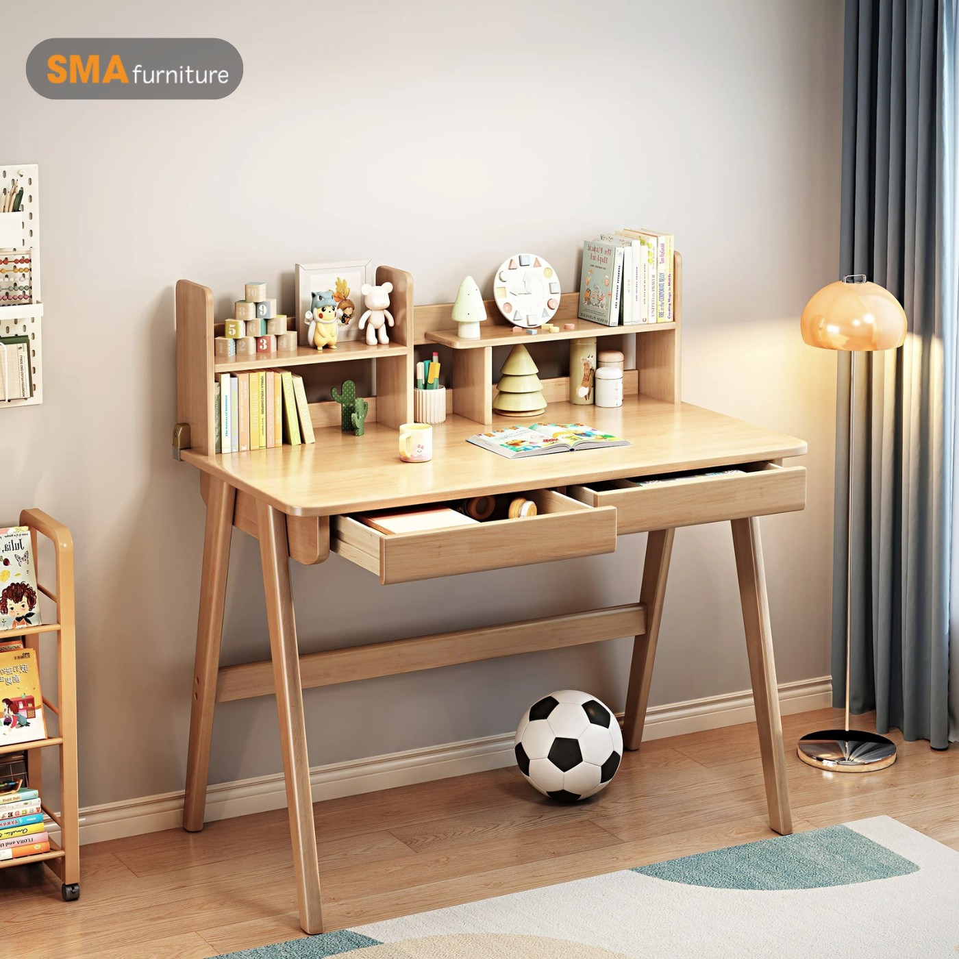 Mặt bàn gỗ cao su có tủ kệ giúp lưu trữ nhiều không gian