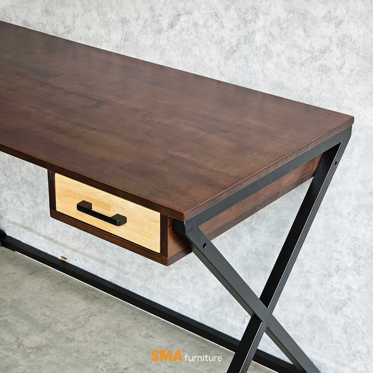Bàn chân sắt tháo rời phù hợp với những căn phòng có diện tích nhỏ